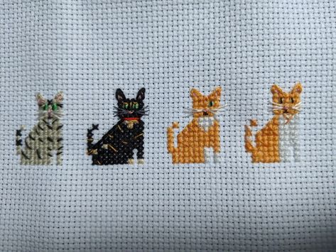 Tiny Cat Cross Stitch, Cross Stitch Cats, Cats Cross Stitch, Art Yarn Weaving, Portrait Cross Stitch, Cross Stitch Family, Cat Cross Stitches, Nature Cross Stitch, Animal Cross Stitch Patterns