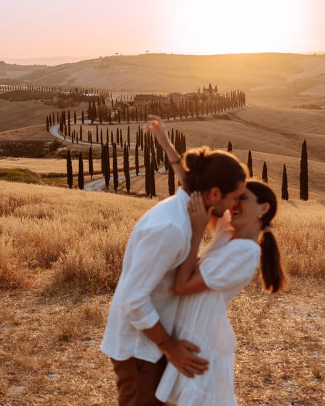 The Ultimate Tuscany Travel Guide - American and the Brit - Travel Couple Tuscany Couple Aesthetic, Couple Photo Travel, Tuscany Couple Photos, Toscana Photo Ideas, Italy Couple Photoshoot, Italy Engagement Shoot, Tuscany Photo Ideas, Italy Couple Pictures, Italy Couple Aesthetic
