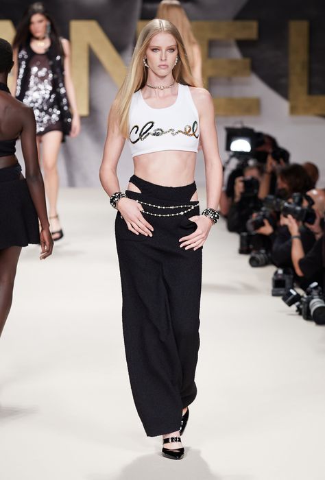 Chanel Spring 2022 Look 9 Moda Chanel, Spring Runway, Chanel Outfit, Mode Chanel, Fashion Week Paris, Fashion Chanel, Pant Trends, Chanel Official, Chanel Official Website