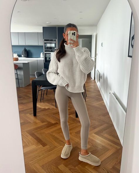 Beige Jumper Outfit, Outfit Inspo Leggings, Knitted Jumper Outfit, Cute Cozy Outfits, Winter Aesthetic Outfit, Style Uggs, Casual Home Outfits, Cosy Outfit, Jumper Outfit