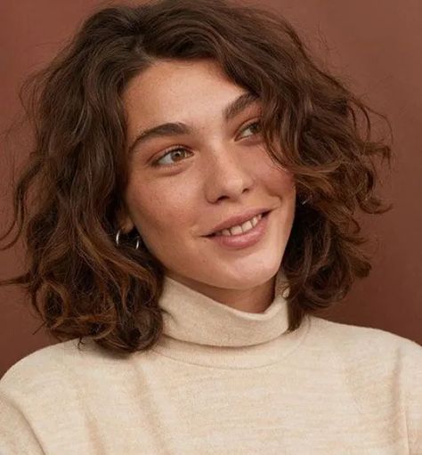 Pelo Bob Ondulado, Layered Curly Haircuts, Short Wavy Haircuts, Bob Haircut Curly, Natural Curly Hair Cuts, Layered Curly Hair, Wavy Haircuts, Short Curly Haircuts, Haircuts For Wavy Hair