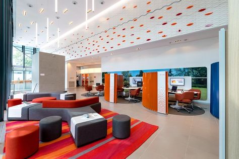 14 Stunning Branch Designs From Banks Around The World Bank Interior Design, Bank Design, Bank Branch, Retail Banking, Branch Design, Family Family, Hall Design, Waiting Area, Moving Away