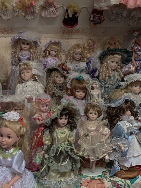 Hippies, Creepy Doll Collection, Creepy Old Dolls, Creepy Dolls Aesthetic, Creepy Vintage Dolls, Porcelain Doll Collection, Antique Doll Collection, Antique Dolls Porcelain, Creepy Doll House