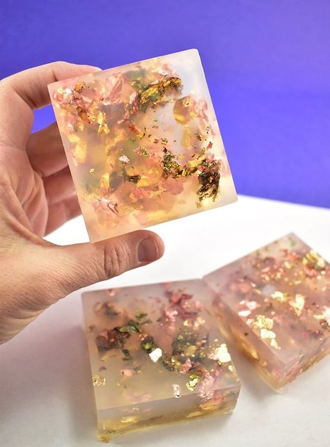 10-Minute Luxe Gold Flecked Soap ⋆ Dream a Little Bigger Homemade Soap Recipes, Handmade Soap Recipes, Soap Display, Fancy Soap, Fiesta Tropical, Lavender Soap, Soap Molds Silicone, Soap Packaging, Soap Base