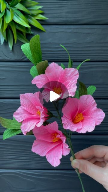 Flowers Made Out Of Crepe Paper, Crepe Paper Hibiscus Flowers Diy, Diy Fabric Flowers Easy No Sew, Diy Flowers With Crepe Paper, Paper Flower Stems Diy, Crepe Flowers Diy Easy, Diy Crepe Paper Flowers Tutorials, Crepe Paper Flowers Diy Tutorials, Crepe Flowers Diy