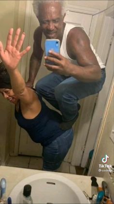 Humour, Funny Mirror Pics, Couple Poses Funny, Couple Mirror Selfie Aesthetic, Funny Couple Photos, Poses Funny, Funny Couple Poses, Funny Friend Pictures, Drawing Couple Poses