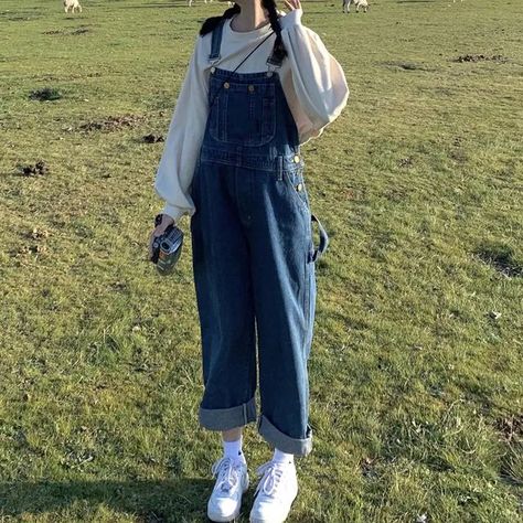 Dungaree Outfit, Denim Dungaree, Mode Hijabi, Overalls Outfit, Denim Dungarees, 90's Fashion, Denim Patterns, Mode Streetwear, Vintage Button