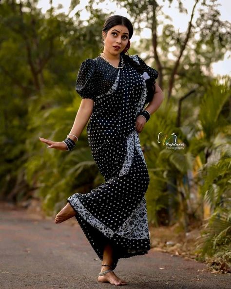 Nature, Retro Theme Party Outfit Indian, Retro Theme Dress Indian, Retro Theme Party Outfit, Indian Retro Look, Party Outfit Indian, Retro Saree Look, Retro Look Bollywood, Retro Theme Dress