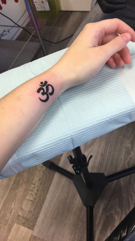 Om Simple Tattoo, Bhudha Tattoo Designs Small, Bhuddist Tattoo, Ohm Tattoo Women, Om Tattoo Design Men, Aum Symbol Tattoo, Aum Tatoos, Ohm Tattoo Design, Bhuddist Tattoos