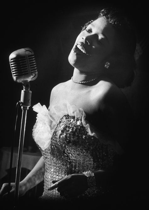 Learn About the Top 10 Famous Jazz Singers Preacher Photoshoot, Shug Avery, Billy Holiday, 1920s Jazz, Arte Jazz, Sarah Vaughan, Jazz Lounge, Jazz Sheet Music, Jazz Bar