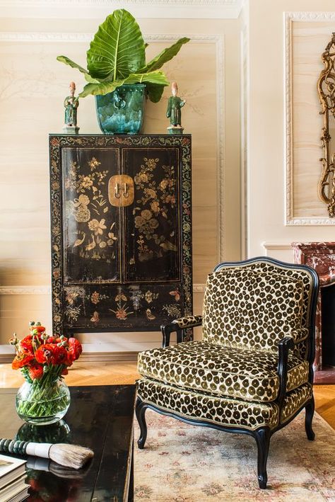 Saturday Inspiration - The Chinoiserie Living Room | Chinoiserie Chic | Bloglovin’ Chinoiserie Living Room, Dream Penthouse, Penthouse Ideas, Eclectic Living Room Design, Chinese Cabinet, Calligraphy Brush, Chinoiserie Decorating, Asian Homes, Asian Home Decor