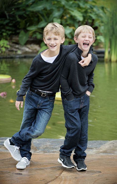 Tamara Lackey photo of two brothers looking at the camera, for the article on photographing kids Brother Portraits, Brother Photography Poses, Sibling Photography Poses, Sibling Photo Shoots, Brothers Photography, Brother Photos, Kids Playroom Ideas, Child Portraits, 2 Brothers