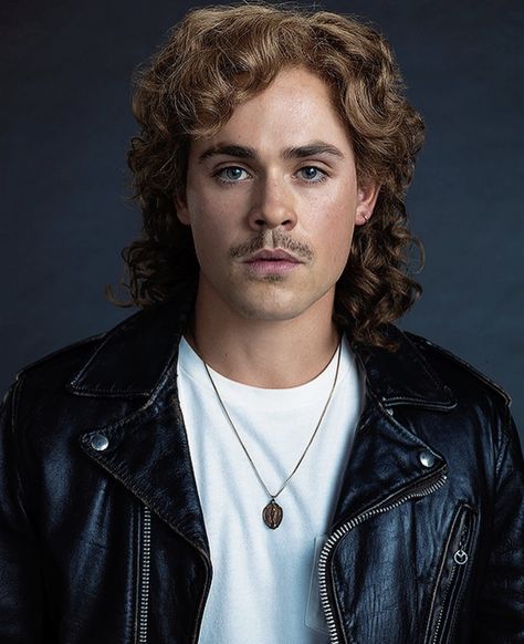 ugh he’s so pretty Billy Hargrove, Dacre Montgomery, Mullet Haircut, Foto Portrait, Stranger Danger, Stranger Things 3, Billy Boy, Stranger Things 2, Stranger Things Characters