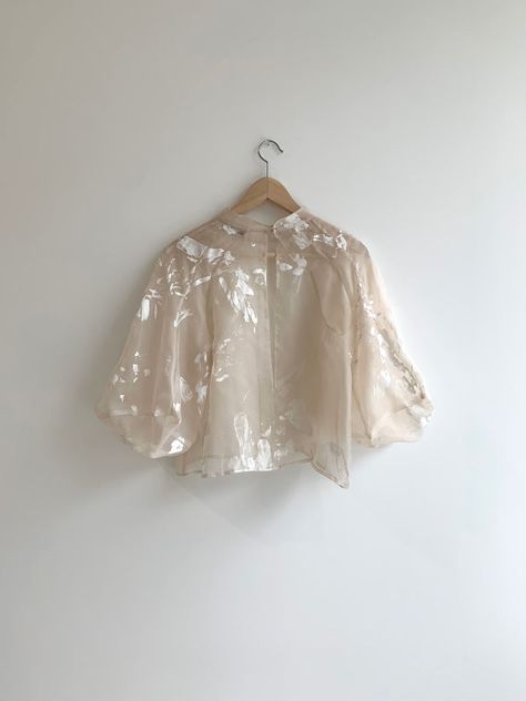 Organza Blouse Designs, Organza Gowns, Organza Blouse, Fabric Covered Button, Silk Slip, Silk Organza, Women Shirts Blouse, Fashion Design Clothes, Fitted Bodice