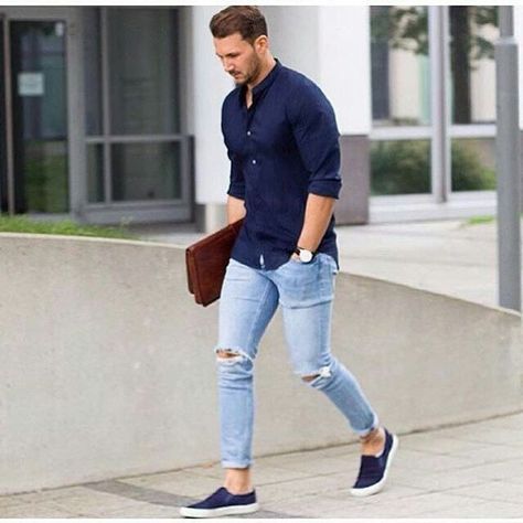 Mens casual fashion. Navy shirt, light blue jeans, slip on sneakers. Casual Shirts Outfit, Stil Masculin, 여름 스타일, Men's Outfits, Mens Fashion Blog, Neue Outfits, Herren Outfit, Outfit Jeans, Light Blue Jeans