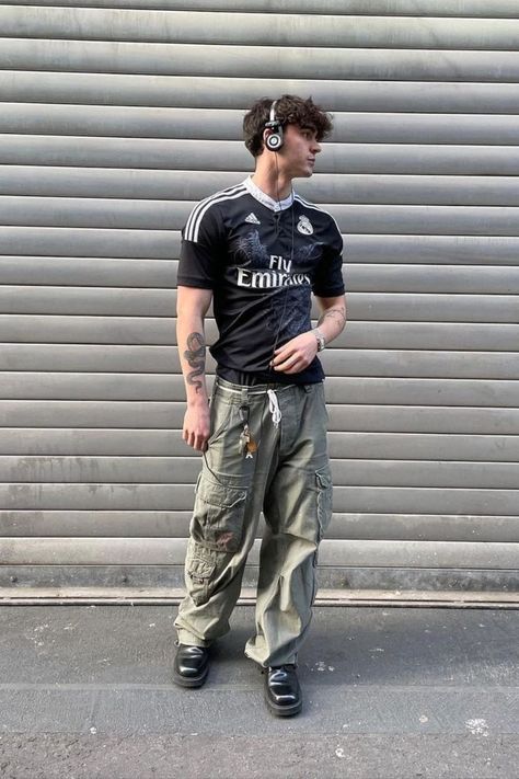 Skater Dude Outfit, Y2k Fashion Inspo Outfits Men, Men Fashion Y2k, Vintage Football Jersey Outfit Men, Men’s Y2k Outfits, Y2k Aesthetic Men Outfits, Mens Fashion Y2k, Y2k Jersey Outfit, Y2k Mens Fashion Aesthetic