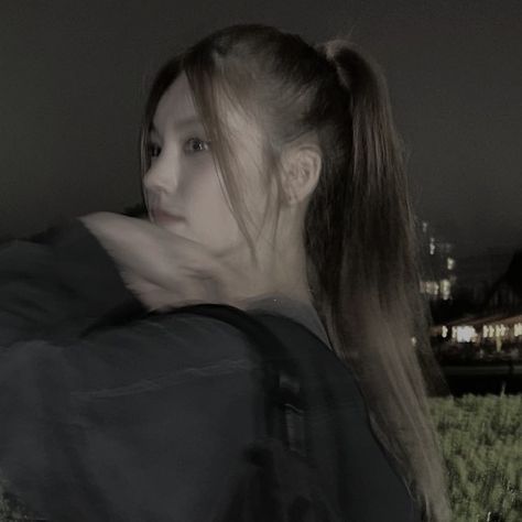 Yeji Dark, Shin Nana, Yeji Icon, Crop Photo, Yeji Itzy, Itzy Yeji, Icons Kpop, Barbie Girl, Dark Aesthetic