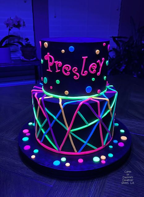 Glow In The Dark Food, Glow In The Dark Cake, Funky Alphabet, Neon Birthday Cakes, Dark Cake, Neon Pool Parties, Bolo Neon, Glow Theme Party, Glow Cake