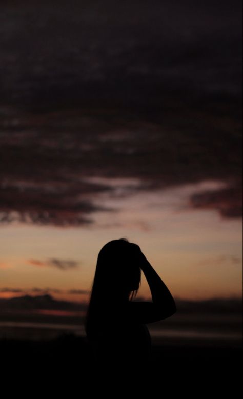 Sunset Photography People, Cute Summer Pictures, Aesthetic Photography People, Sunset Girl, Blur Background Photography, Silhouette Photography, Sunset Silhouette, Shadow Photography, Shadow Photos