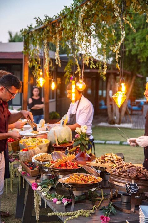 Spanish Garden Wedding, Wedding Bbq Buffet, Venezuelan Wedding, Wedding Unique Ideas, Food Truck Wedding, Catering Ideas, Wedding Buffet, Future Wedding Plans, Outdoor Wedding Decorations