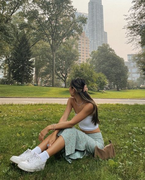 City Summer Outfits, Lavender Witch, New York Photo Ideas, Nyc Photo Ideas, Nyc Vibes, Music Graphics, Nyc Pics, Summer In Nyc, New York City Pictures