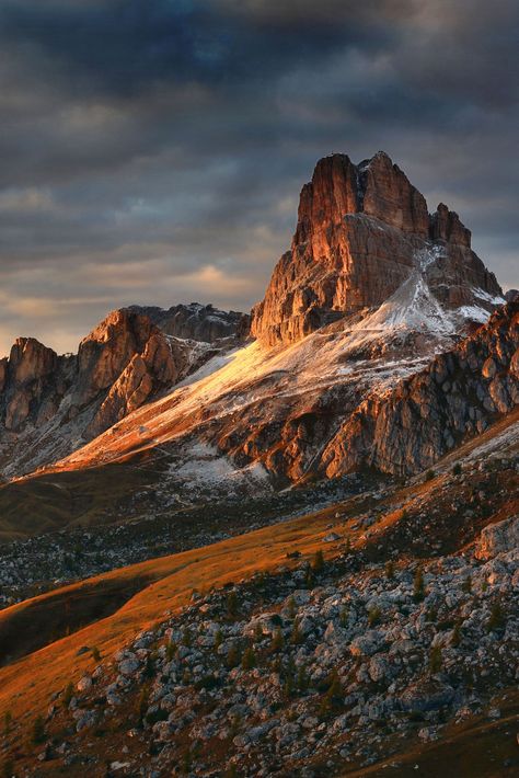 The sun sets over the Averau-Nuvolau range in the Dolomite mountains of the Italian Alps, as captured by Ollie Baston #dolomites #italy #alps Bergen, Italian Alps Winter, Clouds Over Mountains, Huge Mountains, Mountain Plateau, Italian Mountains, Italy Alps, Mountain Texture, Alps Italy