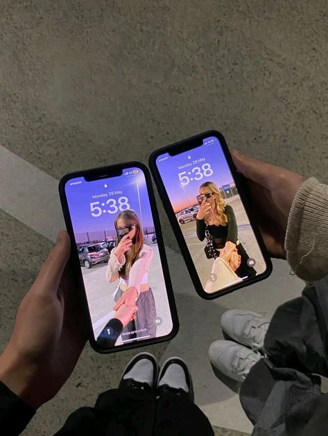 Cute Matching Lockscreens, Cute Friend Poses, Besties Pictures, Foto Best Friend, Photos Bff, Bff Poses, Emily Jane, Friendship Photoshoot, Friend Pictures Poses