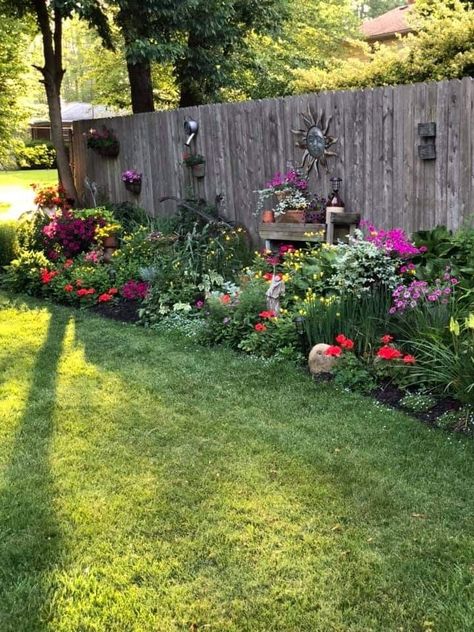 Side Yard Privacy Fence, Perennial Backyard Garden, Vegetable Garden Along Fence Line, Backyard Fence Decor, Tattoo Plant, Outdoor Gardens Landscaping, Aesthetic Garden, Cottage Garden Design, Backyard Landscape