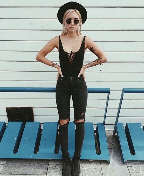 Here's how to recreate this all-black rock concert outfit! Cute Concert Outfits, Concert Outfit Rock, Look Grunge, Look Con Short, Fest Outfits, Estilo Grunge, Look Rock, Rock Outfit, Pastel Outfit
