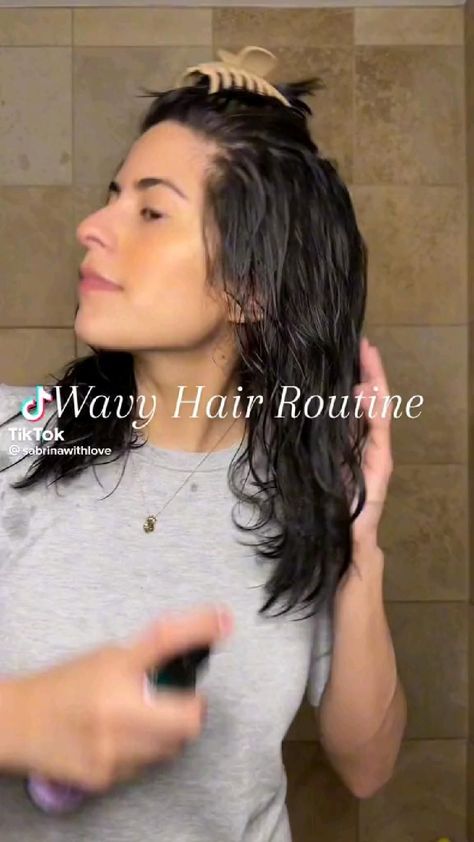 Wavy Hair Diy, Wavy Hair Routine, Frizzy Wavy Hair, Wavy Hair Tips, Caring For Frizzy Hair, Wavy Hair Care, Wavey Hair, Curly Hair Care Routine, Wavy Hairstyles Tutorial