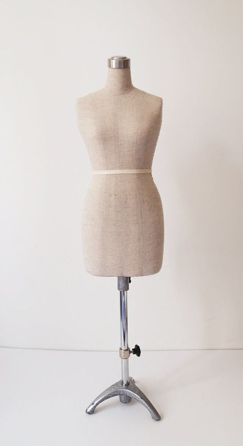 ***This item will be shipped on every Monday after payment is received. Order must be placed on/before Friday in order to ship on the coming Monday. This is a small scale dummy that was well produced in durable cotton/linen fabric. You may treat this as a regular size dummy since it is made Half Scale Dress Form, Mini Mannequin, Sewing Dress Form, Tailor's Dummy, Mini Dress Form, Mannequin Torso, Not Human, Body Template, Fashion Displays