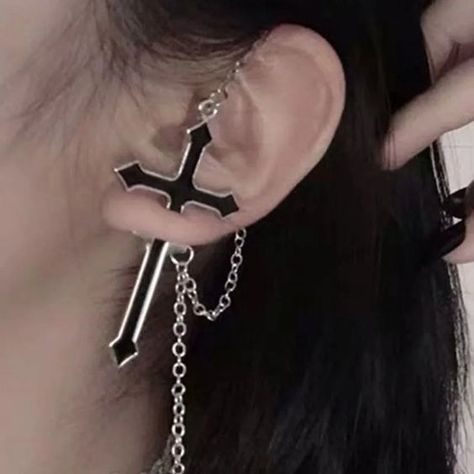 I chose my size but it's a bit tight. However it is beautiful and sexy I love it Egirl Jewelry, Grunge Earrings, Labret Ring, Dagger Earrings, Goth Earrings, Punk Earrings, Cool Piercings, Punk Gothic, Cross Chain