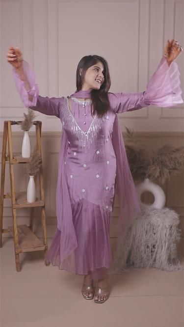 Karwachauth Dress Ideas Suit, Girlish Suits Designs, Punjabi Suits Designer Boutique Party Wear, Simple Punjabi Suits, Punjabi Suit Ideas, Long Frock Ideas, Printed Frocks For Women, Frock Suit Ideas, Canada Punjabi