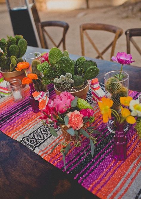 Mexico Hacienda, Summer Outdoor Party Decorations, Weddings Mexico, Mexican Fiesta Decorations, Wedding Mexican, Mexican Theme Party Decorations, Mexico Party, Mexico Weddings, Fest Temaer