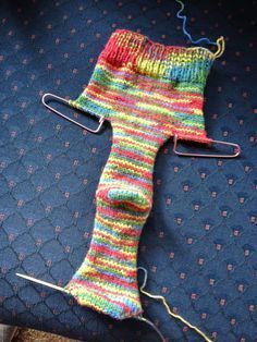 (Free!) Two Needle Socks knit pattern. Killer Crafts & Crafty Killers: GUEST AUTHOR AND KNITTER CORI LYNN ARNOLD 2 Needle Sock Pattern Free, Child Socks Pattern, Two Needle Socks, Knitted Slippers Pattern, Easy Knit, Knitted Socks, Sock Knitting Patterns, Crochet Socks, Slippers Pattern