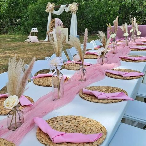 White Table Cover With Pink Runner, Simple Pink Table Setting, Pampas Grass Graduation Party, Boho Pink Party Decor, Pink Boho Tablescape, Pink And White Picnic Decor, Dusty Pink Table Decor, Pink Birthday Party Table Set Up, White Table Cloth With Pink Runner