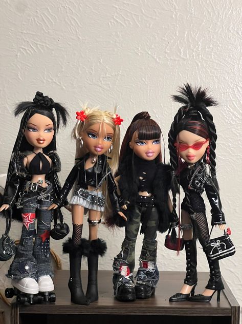 Gothic Bratz Aesthetic, Alt Bratz Doll, Bratz Plaid Skirt, Halloween Bratz Doll Costume, Bratz Dolls Hairstyles, Yasmin Bratz Aesthetic Outfits, Bratz Fall Outfits, Rockstar Bratz, Y2k Bratz Outfits