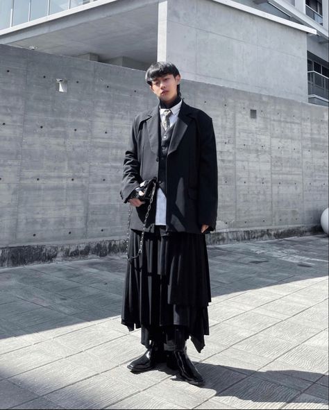 Men Skirt Street Style, Japanese Goth Fashion Men, Japanese Alternative Fashion Men, Androgynous Japanese Fashion, Long Skirt Outfits Men, Japanese Androgynous Fashion, Genderqueer Fashion Androgynous Style, Goth Japanese Fashion, Japanese Punk Fashion