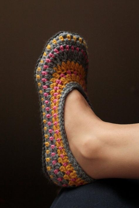 Crochet Slipper Boots, Diy Sy, Slipper Pattern, Fun Slippers, Crochet Slipper, Crochet Slippers Free Pattern, Confection Au Crochet, Crochet Slipper Pattern, Crochet Boots