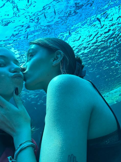 Wlw Aquarium Date, Aquarium Date Wlw, Wlw Pics To Recreate, Wlw Relationship Goals, Wlw Summer, Kissing Underwater, Wlw Date Ideas, Wlw Date, Wlw Core