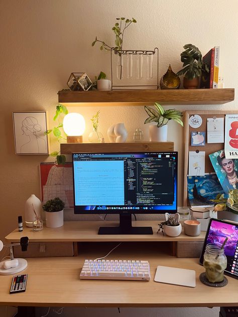 Wall Mounted Monitor Desk, Cozy Workspace Offices, Light Wood Desk Aesthetic, Cozy Workspace At Home, Cosy Desk Setup, Desk Area In Living Room, Desk Area Ideas, Desk Area Aesthetic, Cozy Desk Aesthetic