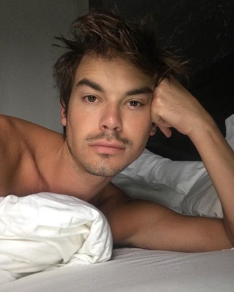 Tyler Blackburn, Roswell New Mexico, Pretty Litte Liars, Pretty Litle Liars, Hottest Male Celebrities, Jamie Campbell, Jamie Fraser, Hot Actors, Celebrity Art