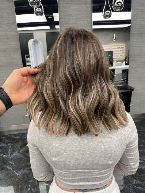 Ash Blonde Balayage On Brown Hair Short, Dark Blonde With Brown Highlights, Cool Brown Lowlights In Blonde Hair, Highlights For Light Brunettes, Short Brown With Blonde Highlights, Dark Regrowth Blonde Hair, Medium Short Brown Hair With Highlights, Medium To Short Hair Cuts, Bronze Baylage Hair