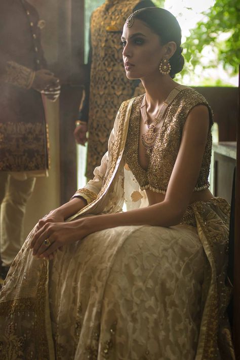 Deepak Perwani. Mumtaz Reception Bridal Lehenga, Plunging Neckline Blouse, Pakistani Bridal Dresses Online, Deepak Perwani, Pakistani Lehenga, Indian Reception, Bridal Mehndi Dresses, Walima Dress, Indian Bridal Lehenga