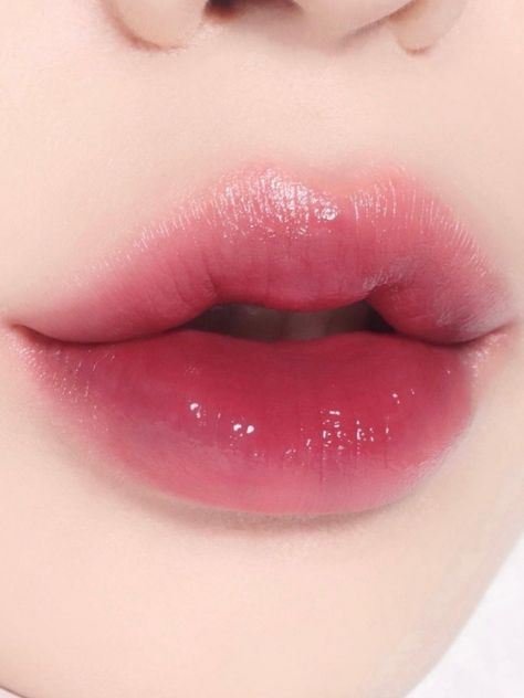 Korean gradient lips glossy dark pink tint Korean Gradient Lips, Gradient Lips Korean, Lip Gloss Korean, Korean Lipstick, Korean Beauty Makeup, Glossy Lip Gloss, Lipstick Mirror, Korean Lip Tint, Gradient Lips