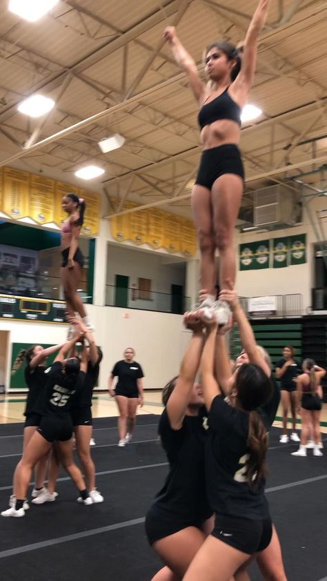 Stunts Cheer, Basket Toss, Cheer Hacks, Sideline Cheer, Cheer Team Pictures, Cheer Captain, Cheerleading Photos, High School Cheer, Cheerleading Stunt