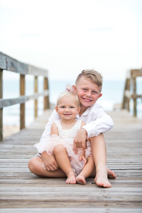 Brother Beach Pictures, Large Family Photo Shoot Ideas Beach Group Poses, Brother Sister Beach Pictures, Older Sibling Beach Pictures, Beach Kids Photoshoot, Kids Beach Photoshoot Ideas, Family Beach Pictures Ideas, Siblings Beach Photoshoot, Beach Sibling Photos