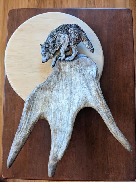 Deer Antler Carving, Deer Antler Crafts, Wolves Howling, Scrimshaw Art, Antler Carving, Antler Crafts, Dremel Carving, Moose Antlers, Antler Jewelry