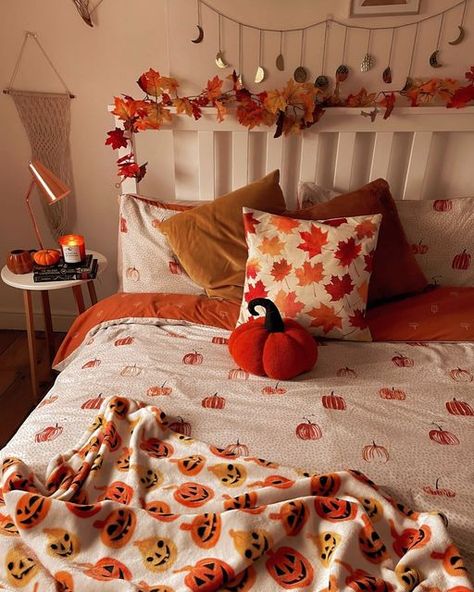 Fall Decorated Bedroom, Fall Decor Bedroom, Fall Room Decor Diy, Autumn Bedroom Decor, Halloween Bedroom Decor, Fall Room Decor, Fall Bedroom Decor, Halloween Bedroom, Theme Beds