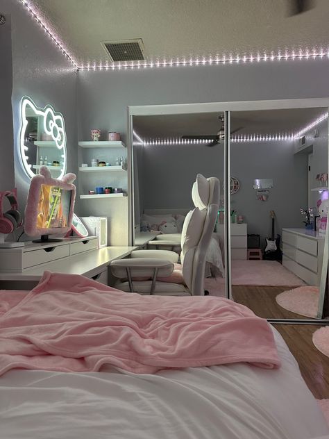 Grey Rug Bedroom Ideas, Room Ideas With Gray Walls, Vanity Set Up Ideas Bedroom, Cute Girly Room Ideas, Hello Kitty Room Decor Bedroom Ideas, Spacious Bedroom Ideas, Bedroom Ideas Hello Kitty, Hello Kitty Bedroom Ideas, Room Organization Bedroom